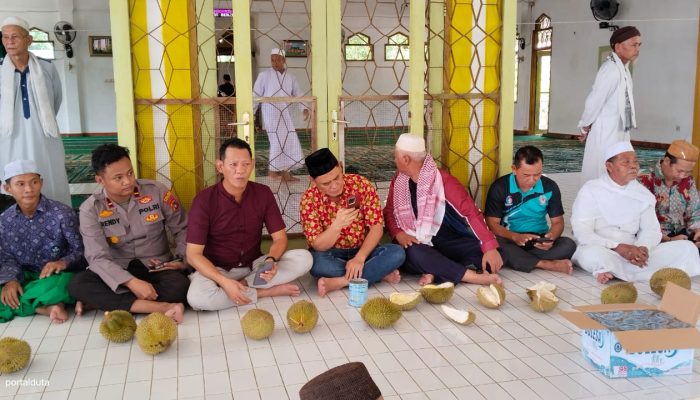 Panen Melimpah, Desa Pelangas Gelar Makan Durian Bersama