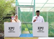 Pj Gubernur Babel dan Istri Nyoblos di TPS 17 Padanglama