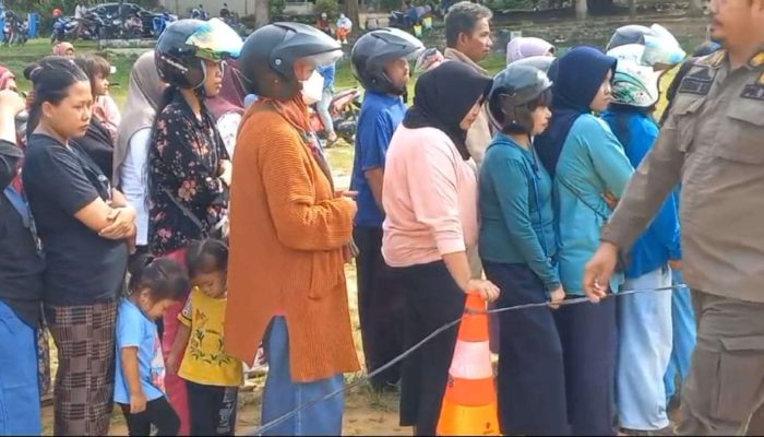 Ratusan Masyarakat Antre Sejak Pagi Buru Sembako Murah DKPP Bangka Barat