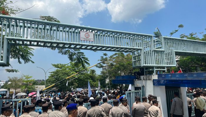 Ribuan Massa Tolak Penambangan di Laut Beriga