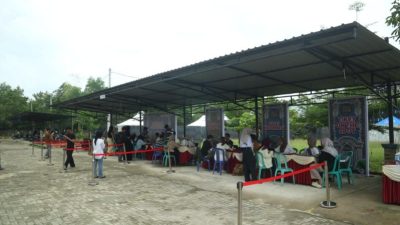 Suasana Penukaran tiket Konser HajatanSOB, di GOR Sahabudin Pangkalpinang.