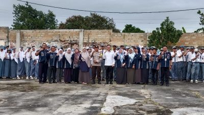 Polisi Bagikan Brosur dan Pasang Spanduk Anti Narkoba