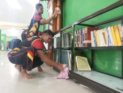 Bhakti Ramadhan, Brimob Polda Babel Bersihkan Masjid dan Bagi Bingkisan Sembako