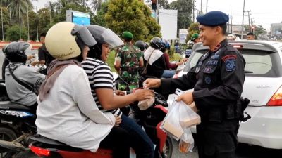 Tebar kebaikan Brimob Bersinergi Dengan TNI AD Berbagi Takjil Kepada Masyarakat Pangkalpinang
