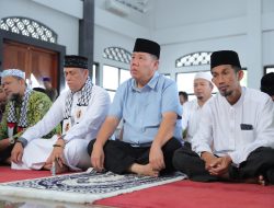 Usai Dilantik Jadi Gubernur Babel, Hidayat Arsani Pilih Masjid Al-Kamal Untuk Laksanakan Salat Jumat Pertama
