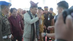 Gubernur Hidayat Arsani Sambut MenkopUKM di Bandara Depati Amir
